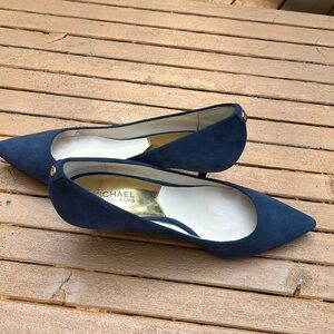 Dark blue MK suede pumps